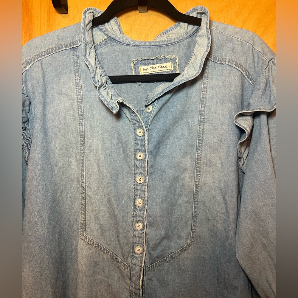 We The Free Woman’s Louise Denim Top Size Medium - Picture 4 of 9